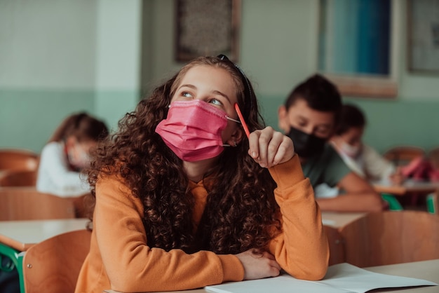 Kaukaska Uczennica Nosząca Maskę Na Twarz, Ucząca Się W Klasie