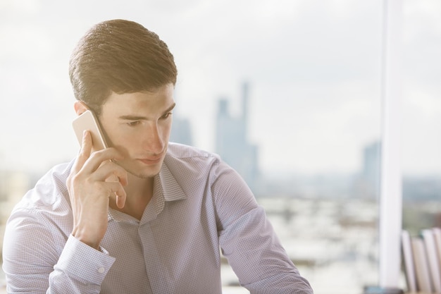 Kaukaski biznesmen na telefonie