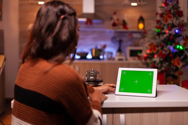 Kaukaski dorosły oglądający technologię zielonego ekranu na tablecie