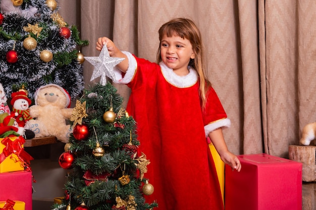 Kaukaski Dzieciak Organizuje Udekorowanie Choinki Zabawną I Wesołą świąteczną Koncepcją świątecznych Pomysłów