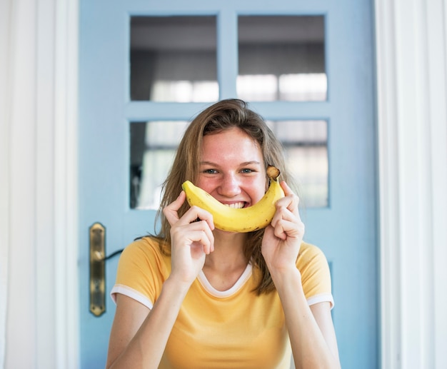 Kaukaski Kobieta Z Bananem I Uśmiechem Na Twarzy