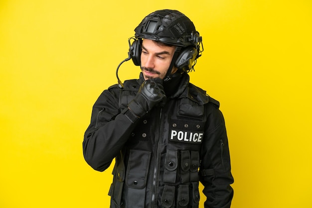 Kaukaski mężczyzna SWAT na żółtym tle patrząc w bok