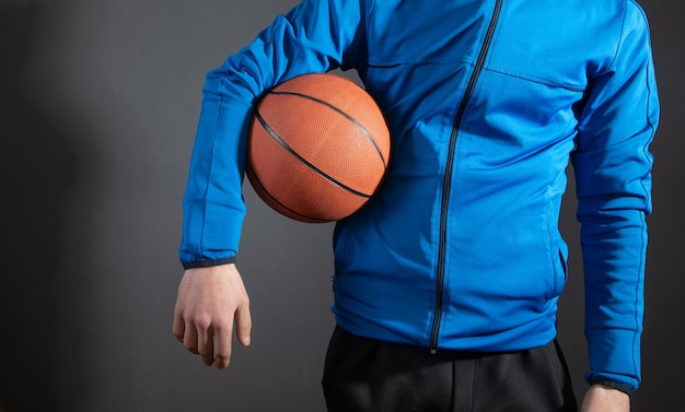 Kaukaski mężczyzna trzyma piłkę do koszykówki