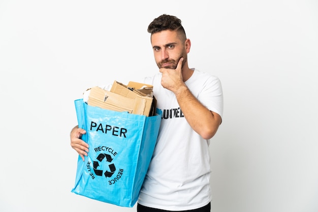 Kaukaski Mężczyzna Trzyma Torbę Do Recyklingu Pełną Papieru Do Recyklingu Na Białym Tle Myślenia
