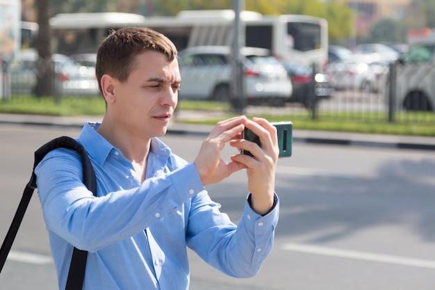 Kaukaski mężczyzna turysta robi selfie w kraju arabskim smartphone