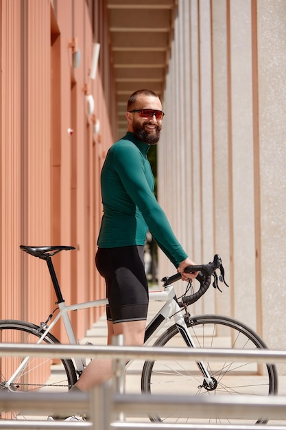 Kaukaski Przystojny Młody Mężczyzna W Kasku Ochronnym Wychodzi Na Przejażdżkę Rowerową Ulicami Miasta Na Niewyraźne Tło Rowerzysta Mężczyzna Jeździć Na Rowerze Na Zewnątrz W Mieście