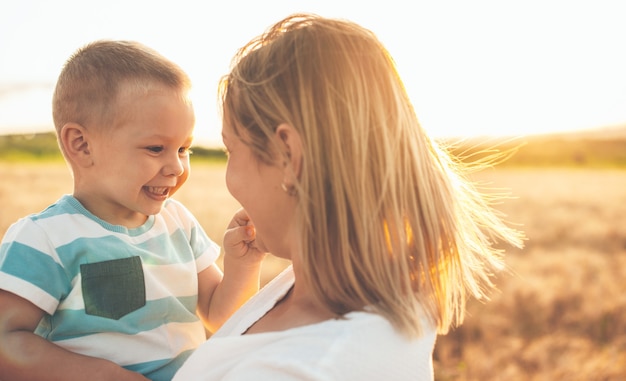 Kaukaski Syn I Jego Blond Matka Obejmując W Polu Pszenicy Przed Słońcem