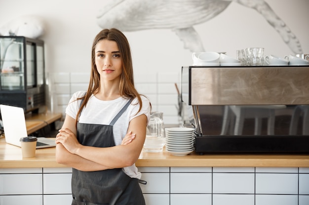 Kawa Business Owner Concept - Portret Szczęśliwy Atrakcyjne Młodych Kaukaski Barista Piękne W Fartuch Z Pewność Spojrzenie Na Aparat Fotograficzny W Kawiarni Counter.