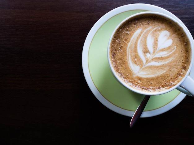 Kawa cappuccino lub latte z miejscem na kopię kształtu