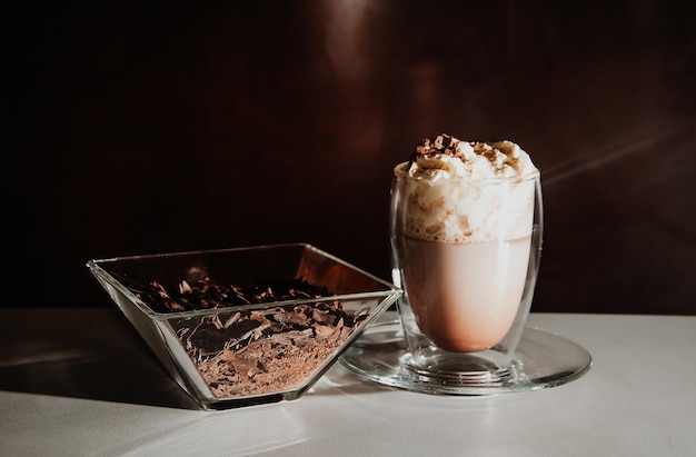 Kawa cappuccino na ciemnym tle