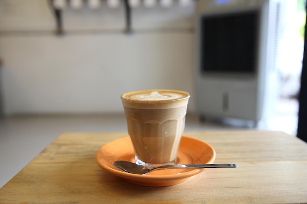 Kawa cappuccino na drewnianym tle w kawiarni