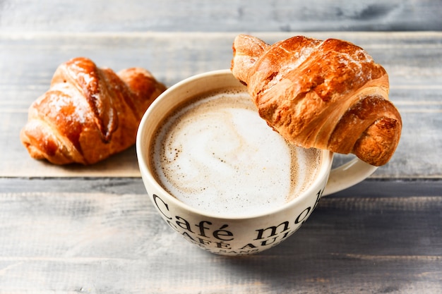 Kawa cappuccino na śniadanie i rogaliki