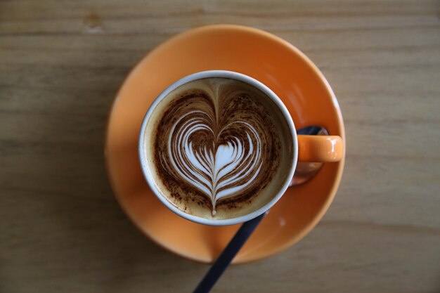 Kawa cappuccino na tle drewna