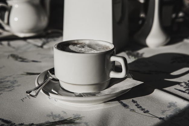 Kawa cappuccino w kawiarni