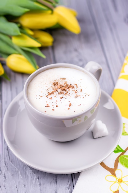 Kawa Cappuccino Z Cynamonem Cejlońskim I żółtymi Tulipanami