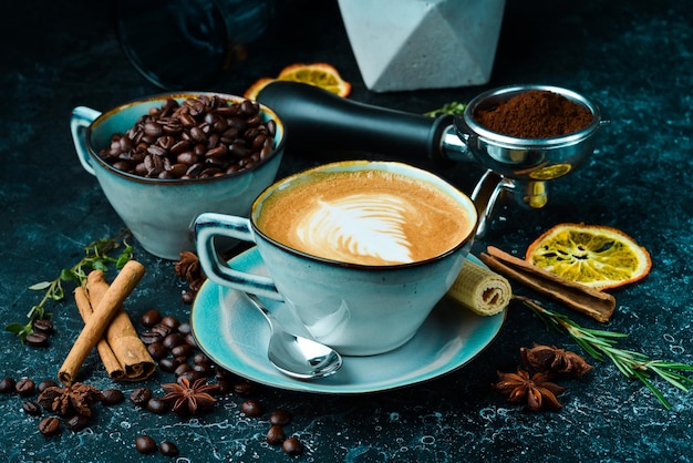 Kawa cappuccino z mlekiem w filiżance na czarnym kamiennym tle Menu bar