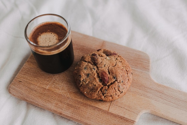 Kawa espresso podawana z domowymi ciasteczkami na drewnianej desce