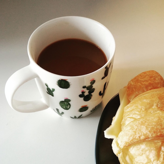 Kawa i croissant na śniadanie