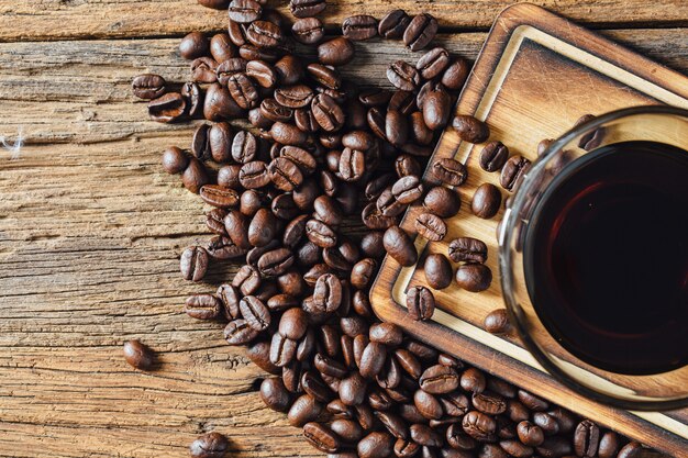 kawa i ziarna kawy na drewnianym stole