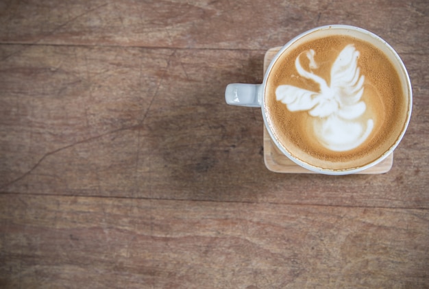 Zdjęcie kawa latte art na stole drewna