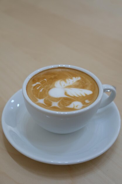 kawa latte art na tle drewna
