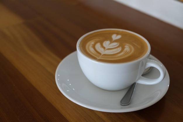 kawa latte art w stół z drewna
