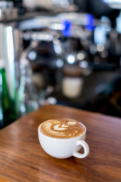 kawa latte na stół barowy drewna z espresso manchine tło