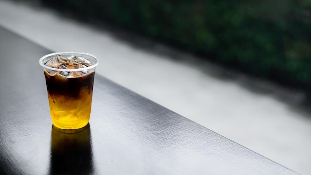 kawa lodowa w plastikowym szkle na czarnym stole w kawiarni