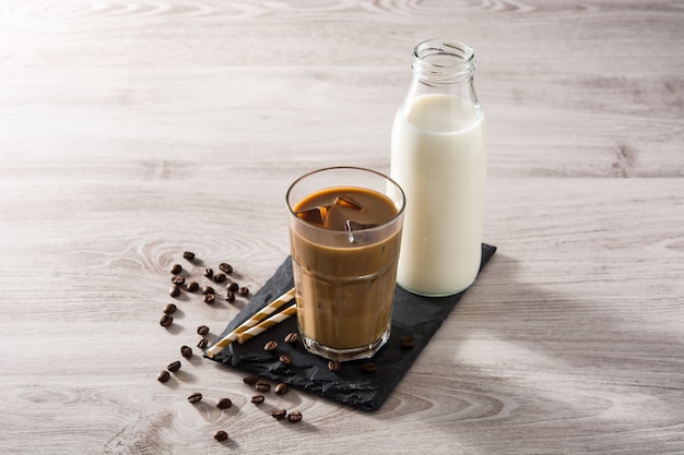 Zdjęcie kawa mrożona lub caffe latte w wysokiej szklance
