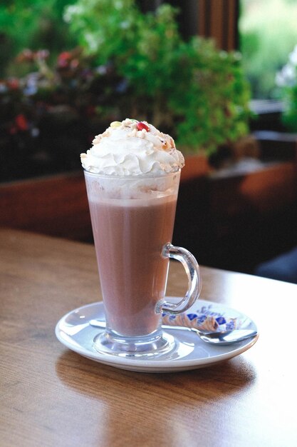 Kawa mrożona z mlekiem. Mrożona kawa latte . Kobieta trzyma szklany kubek mrożonej kawy.