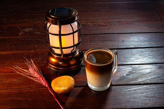 Kawa na starym drewnianym stole