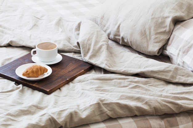 Kawa Na Tacy Na łóżku W Sypialni