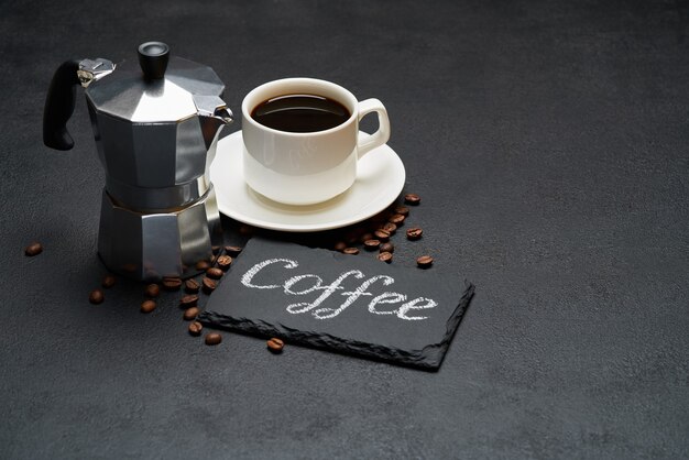 Kawa odręczny napis znak na tablicy kredowej i filiżankę kawy espresso