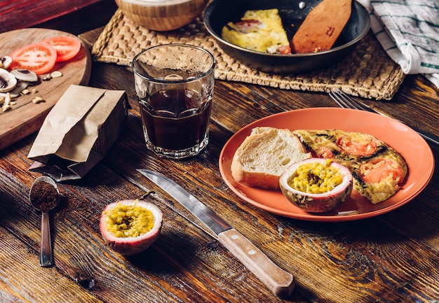 Zdjęcie kawa, omlet i granadilla na śniadanie