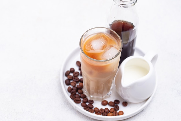 Kawa parzona na zimno z lodem i mlekiem, modny orzeźwiający napój