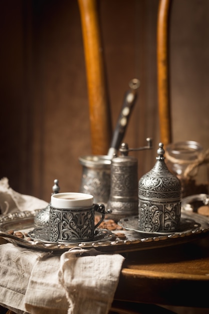 Zdjęcie kawa po turecku i tradycyjna miedziana porcja na vintage