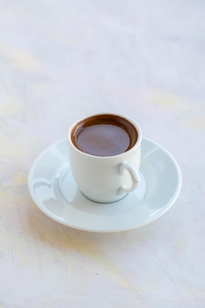 Kawa po turecku na białym tle drewna