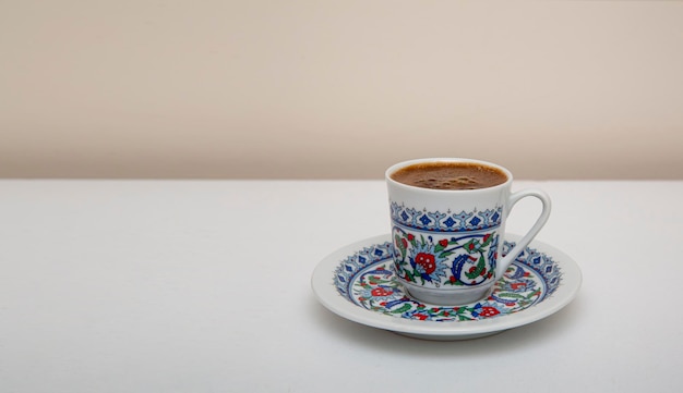 Kawa po turecku na stole, widok z przodu