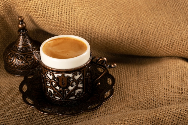 Zdjęcie kawa po turecku w tradycyjnych miedzianych naczyniach, filiżanka demitass