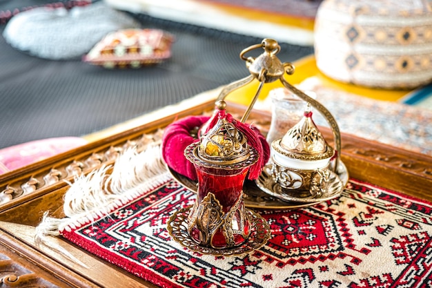 Kawa po turecku z rozkoszą i tradycyjną miedzianą porcją na miedzianej tacy w stylu retro