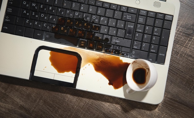 Kawa rozlana na klawiaturze laptopa