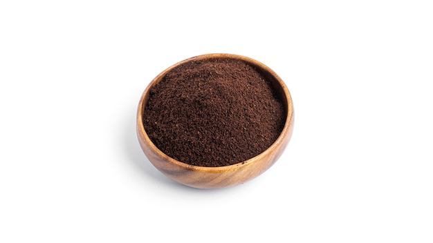 Kawa w drewnianej misce na białym tle