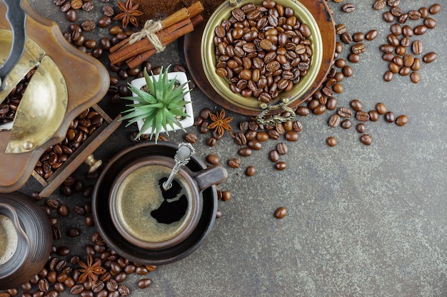 Zdjęcie kawa w filiżance na ziarnach kawy.