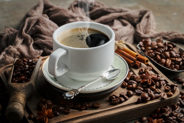 Kawa w filiżance na ziarnach kawy.