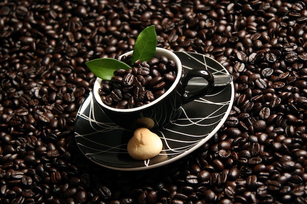 Zdjęcie kawa w filiżance z ziaren kawy dookoła