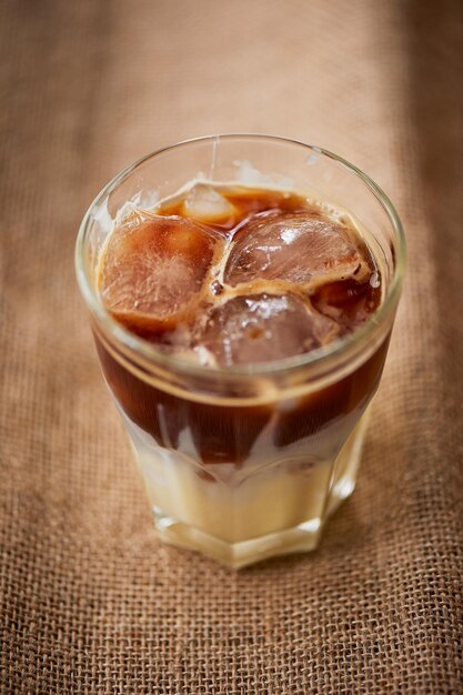 Kawa w Hong Kongu będzie stakanam w szklance z lodem Napój kawowy