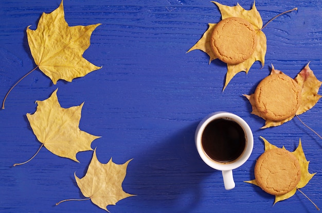 Kawa Z Ciasteczkami Owsianymi I żółtymi Jesiennymi Liśćmi