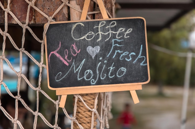 Kawa z herbacianym tekstem na tablicy