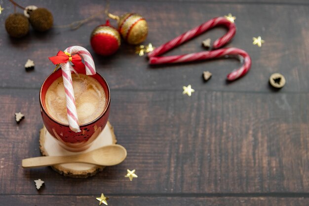 Kawa z mlekiem na drewnianym tle z piękną świąteczną dekoracją