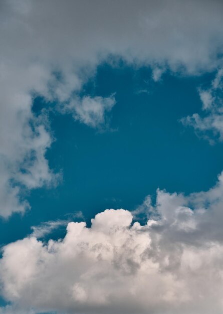 Kawałek błękitnego nieba z wieloma chmurami wokół południa Cloudscape na letnim niebie